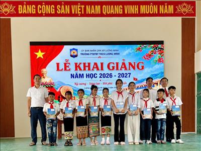 Công ty Thủy điện Bản Vẽ phối hợp Phòng Tổ chức cán bộ, Công an tỉnh Nghệ An trao hơn 45.000 quyển vở cho học sinh