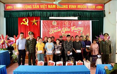 Công ty Thủy điện Bản Vẽ phối hợp Công an tỉnh trao quà Tết cho hộ nghèo tại Tương Dương