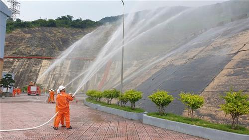 Công ty Thủy điện Bản Vẽ tổ chức thực tập phương án chữa cháy, cứu nạn cứu hộ và tình huống khẩn cấp về ATVSLĐ tại NMTĐ Bản Vẽ năm 2025