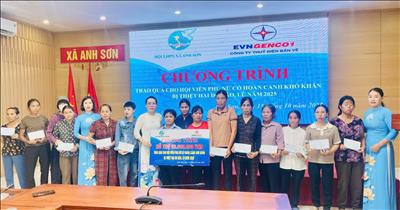 Công ty Thủy điện Bản Vẽ trao quà hỗ trợ phụ nữ khó khăn sau bão lũ tại xã Anh Sơn