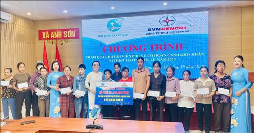 Công ty Thủy điện Bản Vẽ trao quà hỗ trợ phụ nữ khó khăn sau bão lũ tại xã Anh Sơn