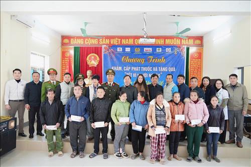 Công ty Thủy điện Bản Vẽ trao quà Tết cho người dân xã Nga My