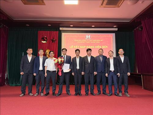 Chi bộ Kỹ thuật và An toàn tổ chức lễ kết nạp đảng viên mới